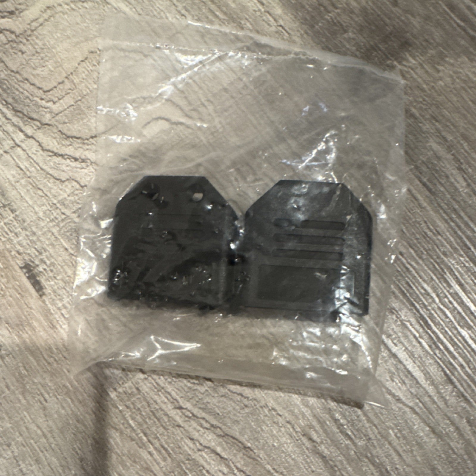 BTX plastic clamshell hood for DB9 and HD15 connectors includes thumbscrews.